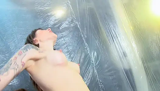 Cewek rambut cokelat bertato suka kontol besar