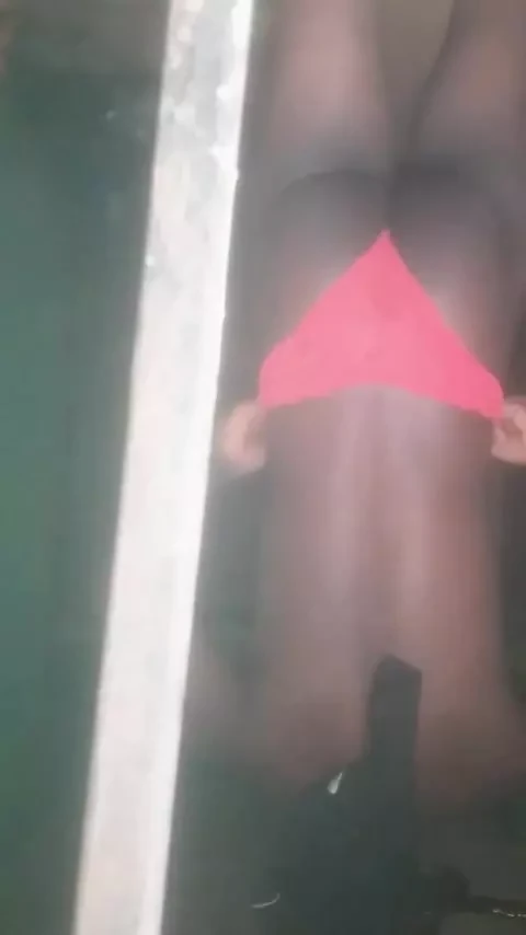 非洲黑人同性恋男人喜欢在他的房间里自慰