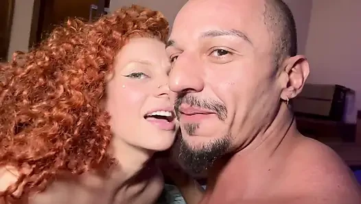 Ménage! Der Freund meiner Freundin fickt uns, nachdem er uns beim Erstellen von Inhalten geholfen hat
