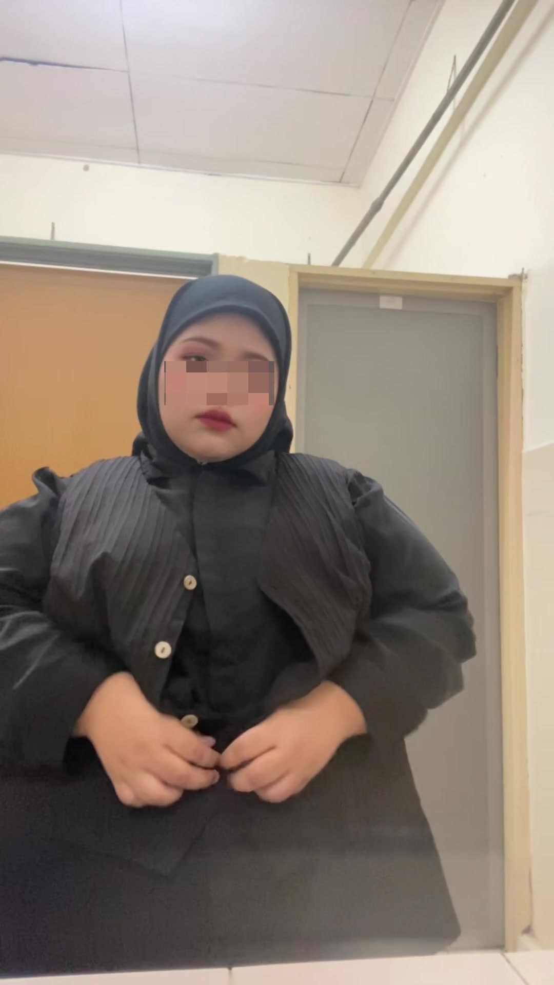 男学生のトイレで裸の欲求不満な教師