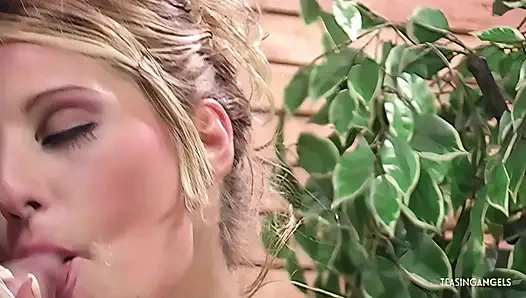 Melissa Black zeigt, wie man zwei schwänze gleichzeitig nimmt