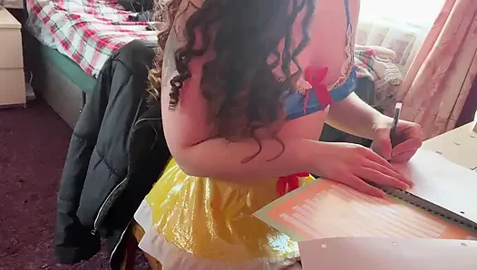 SnowWhite lagi asik belajar sambil sange