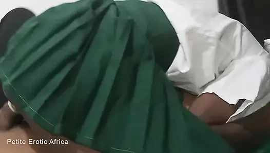 Африканская юная сучка в униформе. Трахает наездницу после школы