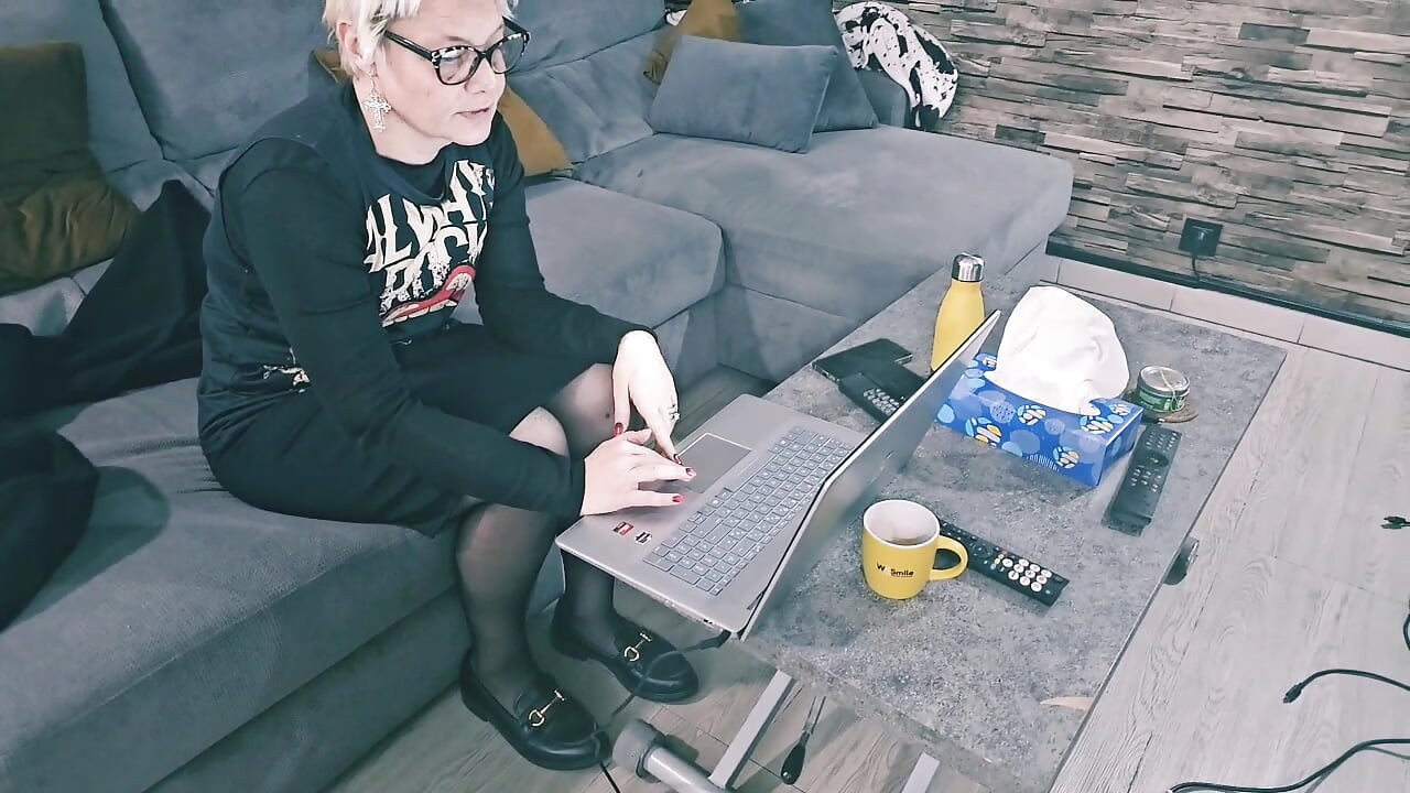 I Had to Choose Between Working or Using a Dildo on My Mature MILF Pussy
