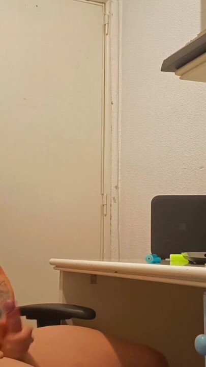Joven se masturba viendo porno | Clip 2