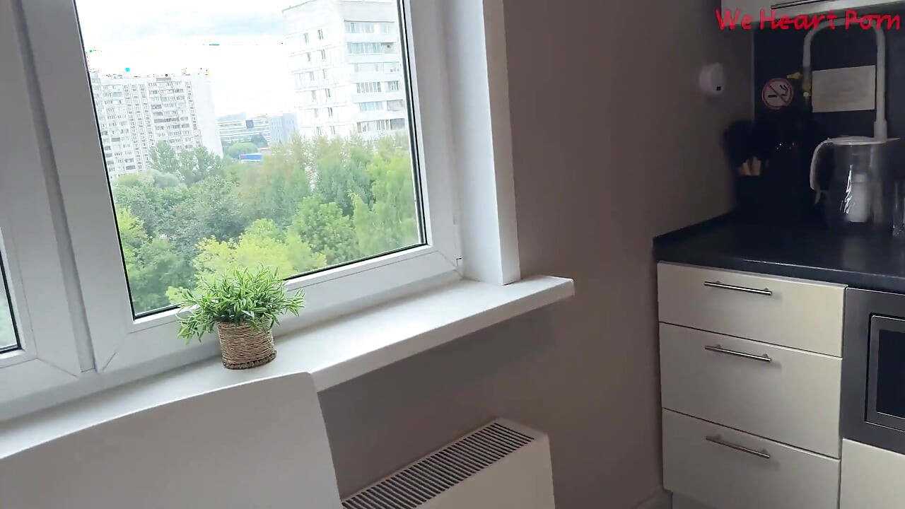 异国情调的宝贝与漂亮的棕褐色给第一人称视角