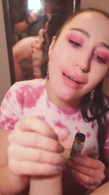 Moment palpitant de la "Vape and Muie - Black Lynn suge și fumează"