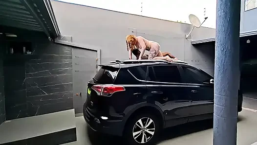 Aku merekam temanku lagi ngentot sama suamiku di mobil kami dan dia suka banget dientot habis-habisan