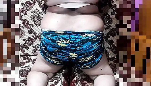 Indischer boudi-show-körper mit ehemann im videoanruf.