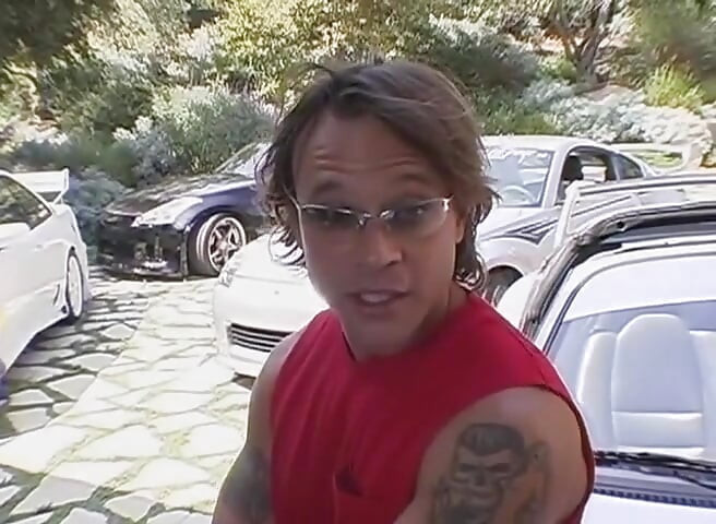 Καυτή βυζαρού ξανθιά βγάζει έναν μεγάλο πούτσο έξω στο αυτοκίνητο