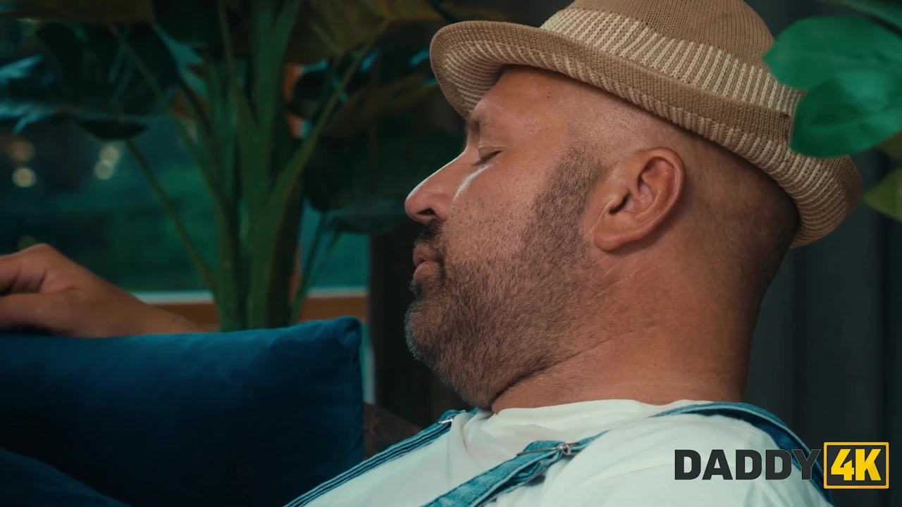 DADDY4K. Büyük memeli esmer kadın sikilmek istiyor