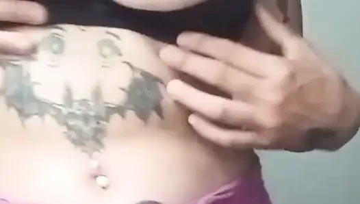 Pacarku yang mungil, teman semok ngirim aku video toket aduhainya