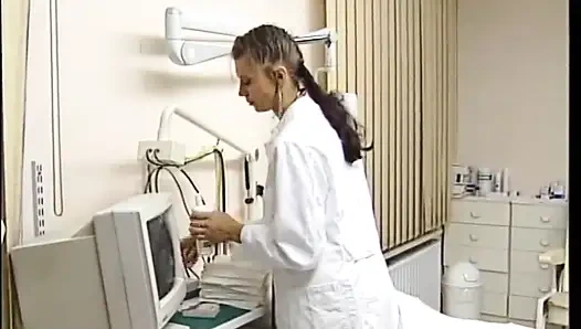 Geile MILF ist glücklich, den großen schwanz zu lutschen, bevor sie gefickt wird