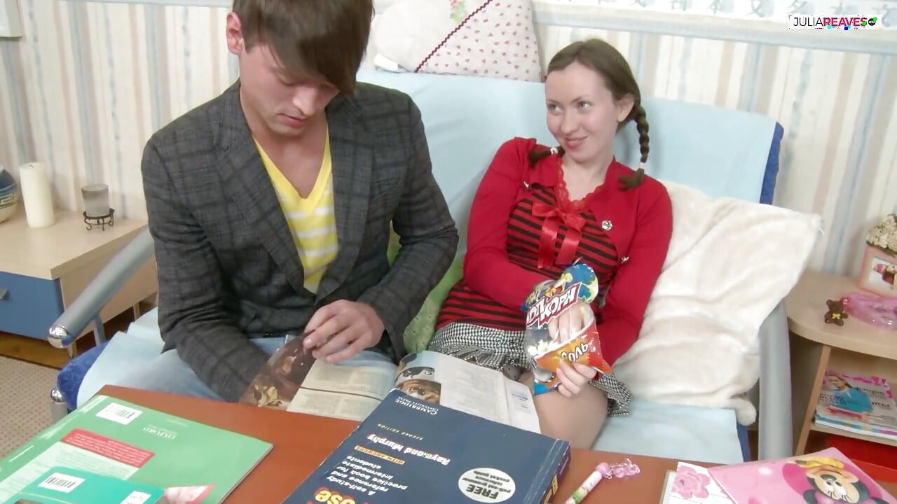 Sevimli genç kız götüne son derece kalın bir yarak almakta olduğunu iddia ediyor