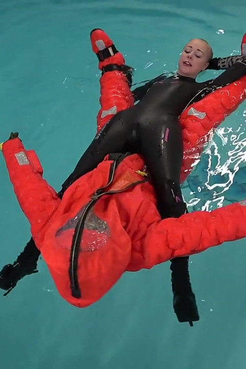 Radeau de la vie humaine - esclaves en costume gonflé, domination dans la piscine