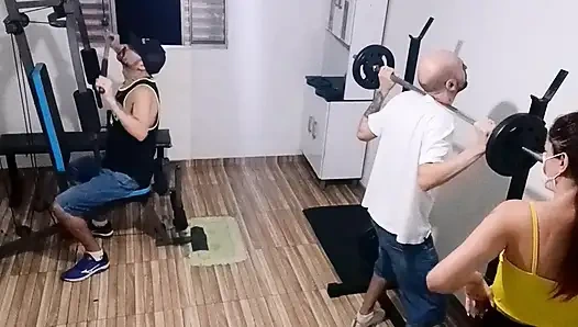 Evli kadın kocasını spor salonunda arkadan aldatıyor!
