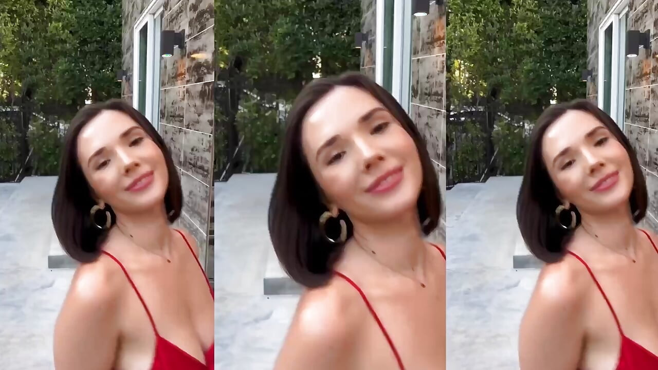 超タイトで小柄な大学生がカメラの前で自慰をし、クリップが撮られます