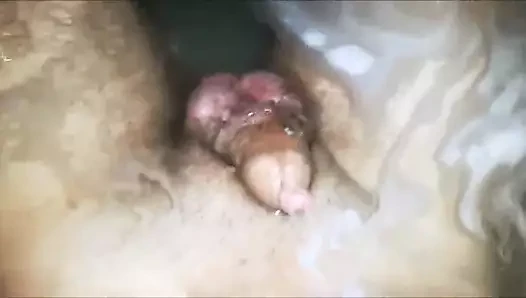 güzel 3 inç sert kesilmemiş willy wanked için doruk içinde banyo