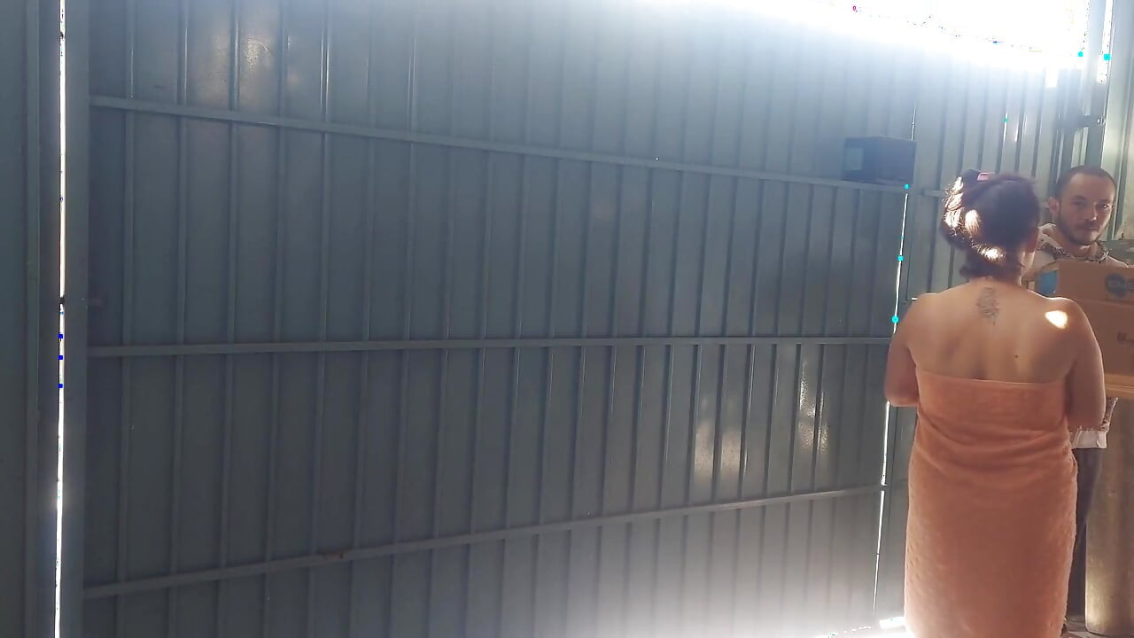O femeie căsătorită se întâlnește cu tipul care face livrări purtând doar un prosop