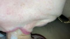 Esposa tesuda recebe creampie oral em close-up