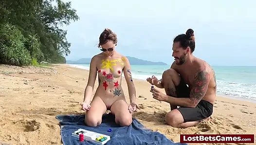 Azgın bir çift plajda striptiz tic tac toe oynuyor