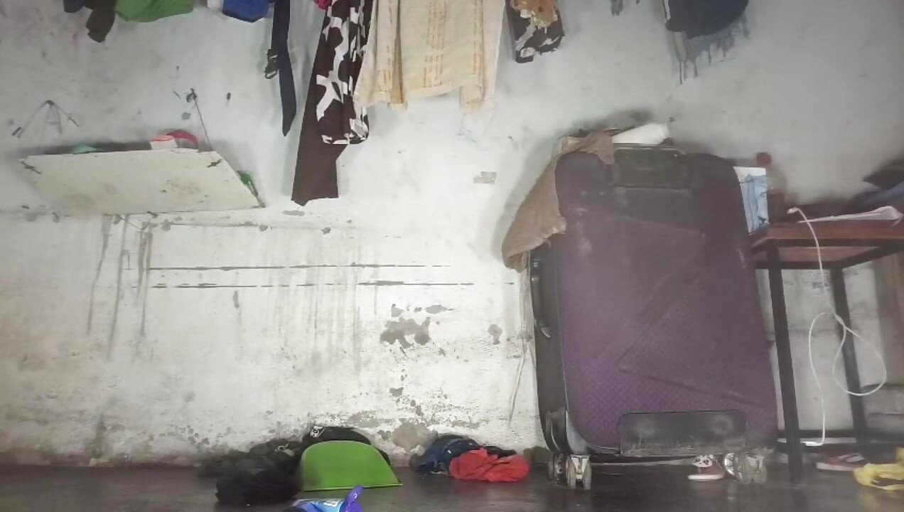 Вставляю дилдо в задницу девственницы, если у вас нет пениса, то хинди аудио
