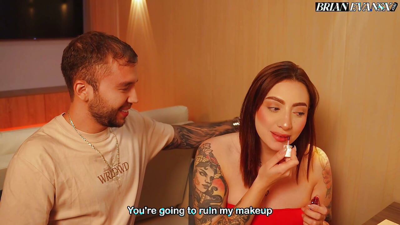 Büyük beyaz kalçalı Kolombiyalı kızıl saçlı Devil Khloee, randevudan önce Brian Evansx ile sikişiyor