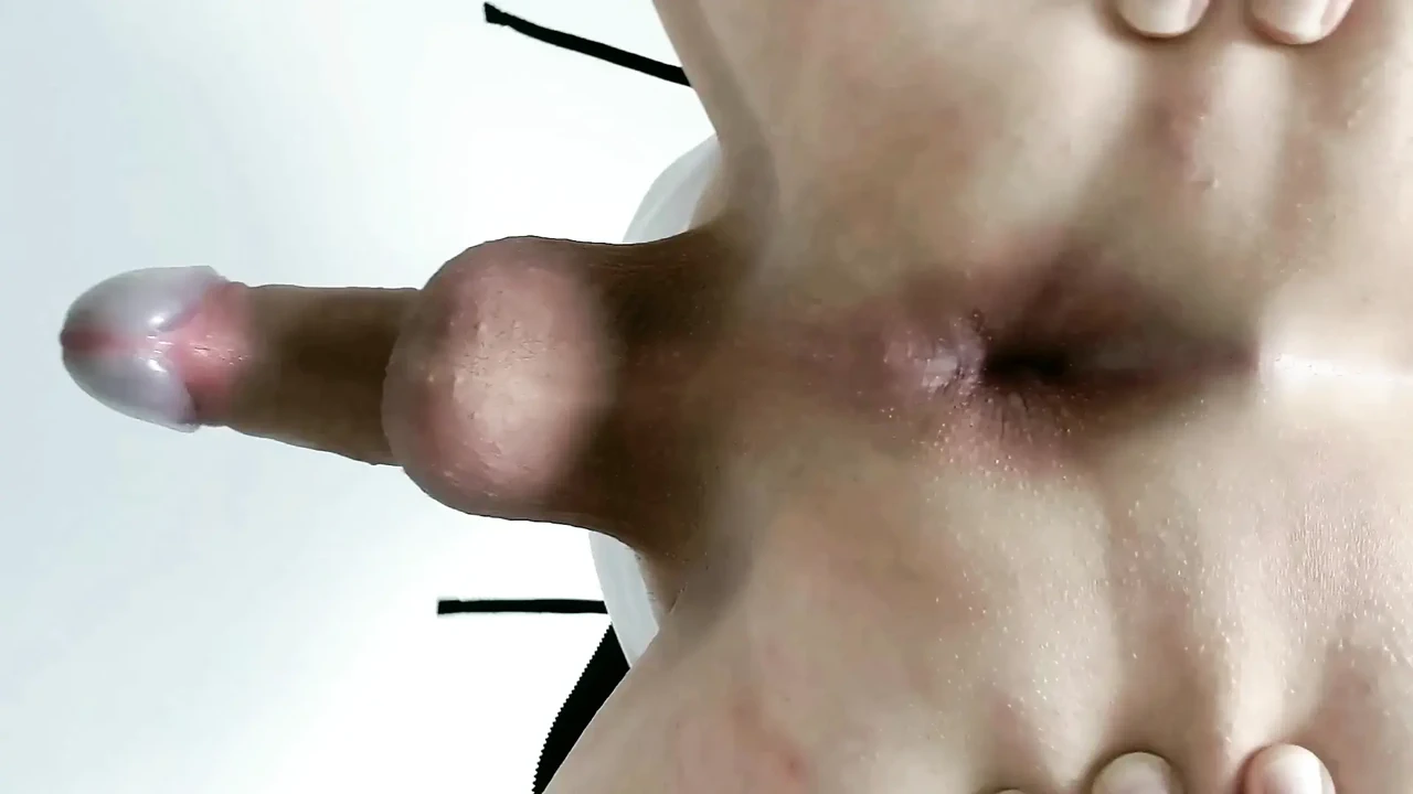 用鸡巴和屁股的特写镜头羞辱奴隶