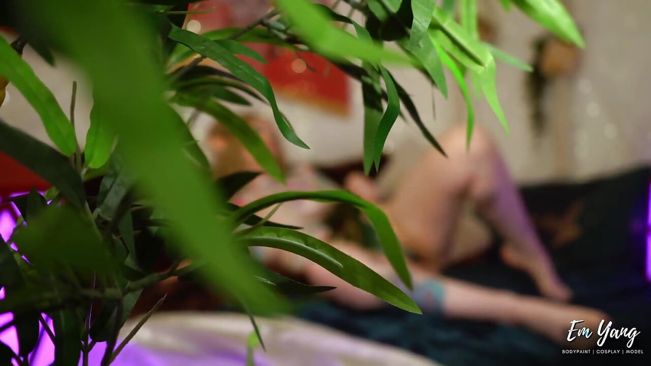 Kroppsmålad älvflicka onanerar medan du smyger på henne