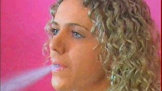 Lockige Blondine raucht Shisha