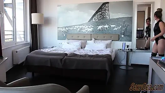 Sexy kleine schwarze zeigt