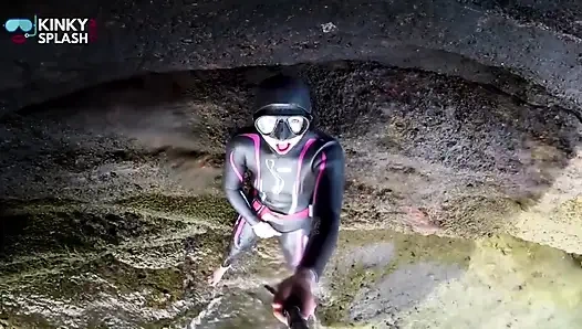 Neoprene wetsuit lagi asik masturbasi memeknya pakai masker di pinggir pantai