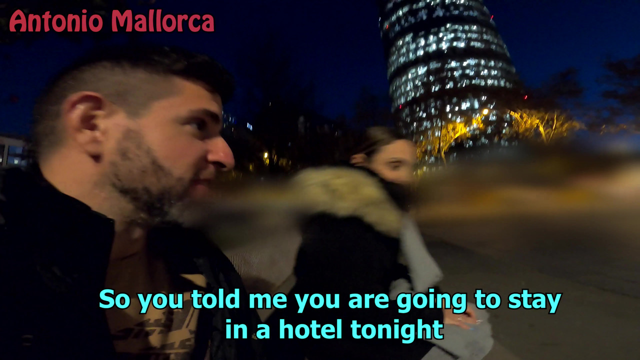 在我丢了airbnb后，热辣的大屁股西班牙人邀请我去她的酒店房间