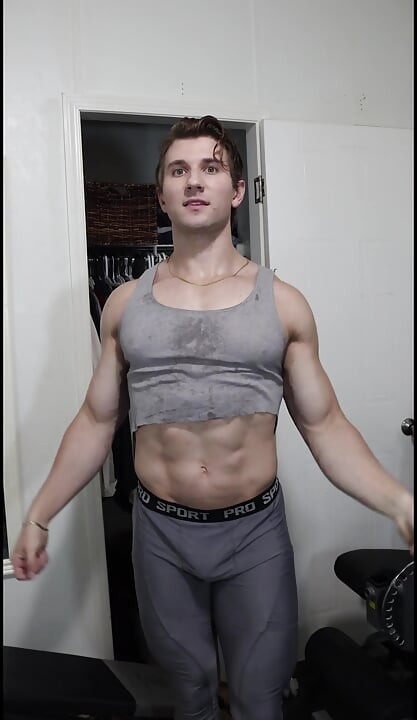 Adonis Beautiful Bodybuilder Boy poseeraa ja yrittää saada sinut treenaamaan