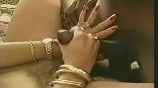 ホットなリアル妻は結婚指輪に黒人の恋人の精液を舐めて舐め、pt 2