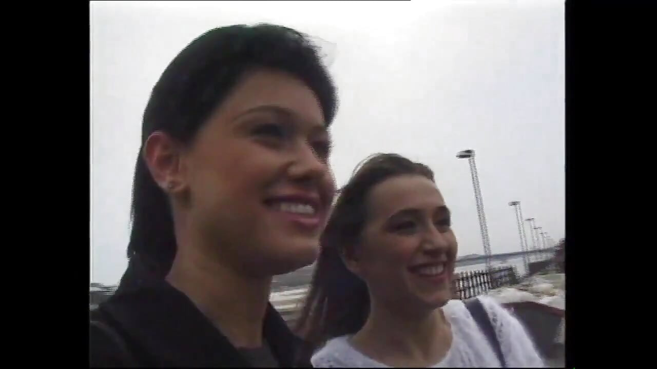 Δύο καυλιάρες πουτάνες συναντήθηκαν με έναν άντρα για να τους διδάξει πώς να κάνουν σεξ