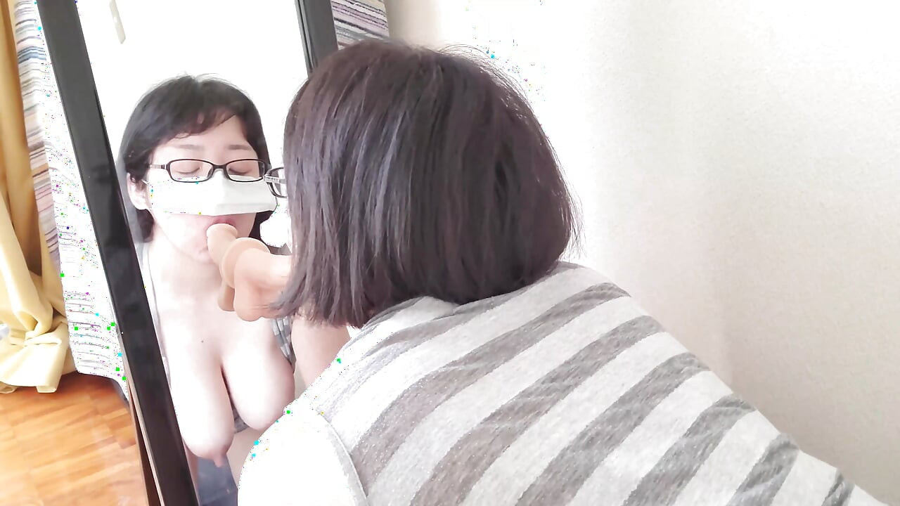 ผู้หญิงที่แต่งงานแล้วช่วยตัวเองต่อหน้ากระจก