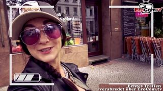 Niemiecka dziewczyna na Instagramie podrywa fanów na ulicy w supermarkecie