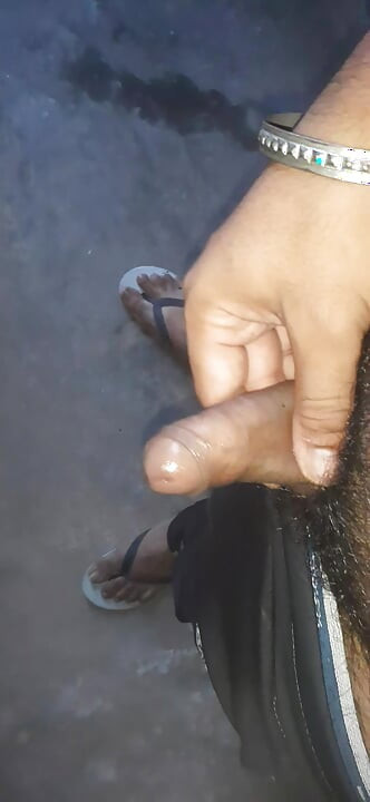 मेरे प्यारे लंड को पूरी तरह से हाथों से मजा दो