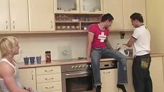 Seks bertiga yang sengit di dapur dengan lelaki seksi panas