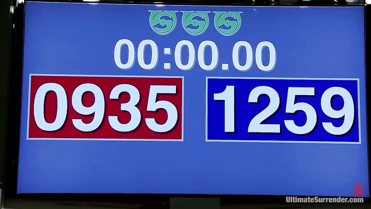Masivna orgija sa 5 devojaka dok gubitnice bivaju jebane i ponižavane pred publikom.