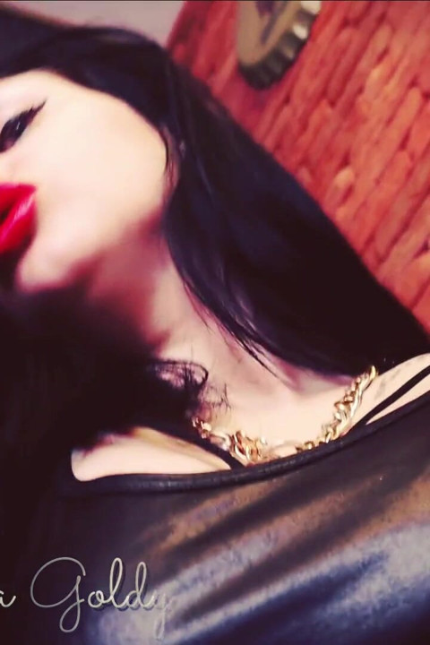 ¡Aumenta tu adicción a mis grandes labios rojos! ¡Sé que estás en la lujuria con mi boca caliente!