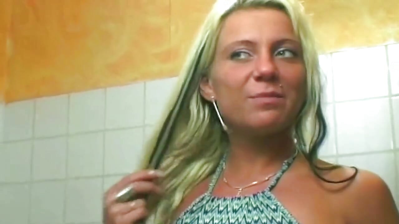 Blonda folosește un vibrator gros pe pizda umedă care picură
