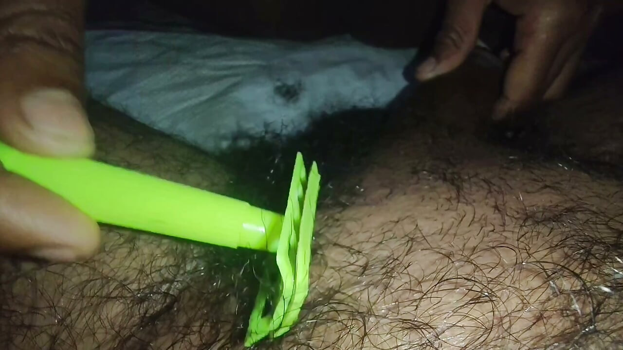 Zuerst hat mich meine Freundin zu sich eingeladen, sie hat all meine Schamhaare rasiert, und nachdem ich mir die Zähne geputzt hatte, nahm sie mich mit in