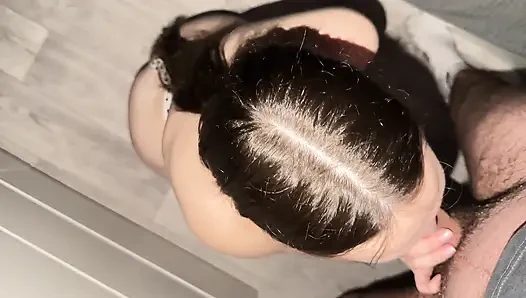Eine heiße studentin mit einer engen rosa muschi bekommt einen kraftvollen orgasmus und einen unvergesslichen cumshot