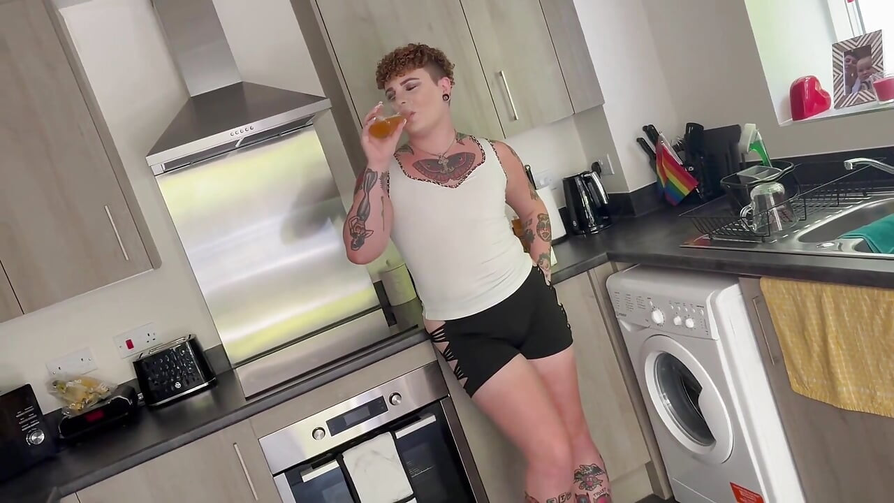 Femboy är thirsy för sperma