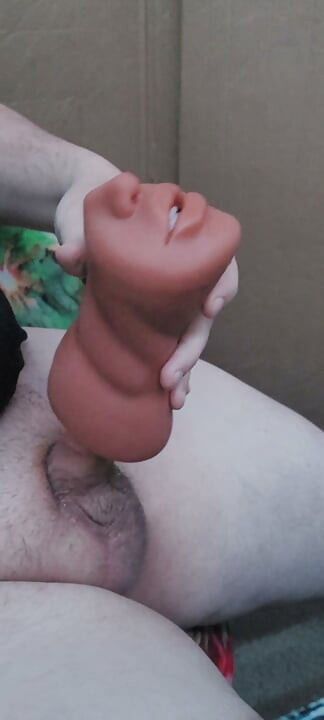 작은 자지를 가지고 놀다가 사정한다