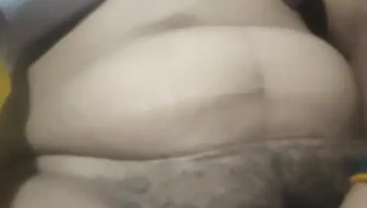 Hintli köylü kadın erkek arkadaşı gassi goody seks videosu için amına mastürbasyon yapıyor