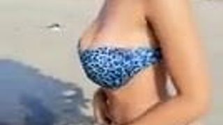 dos bellezas l uciendo sus cuerpos en la playa