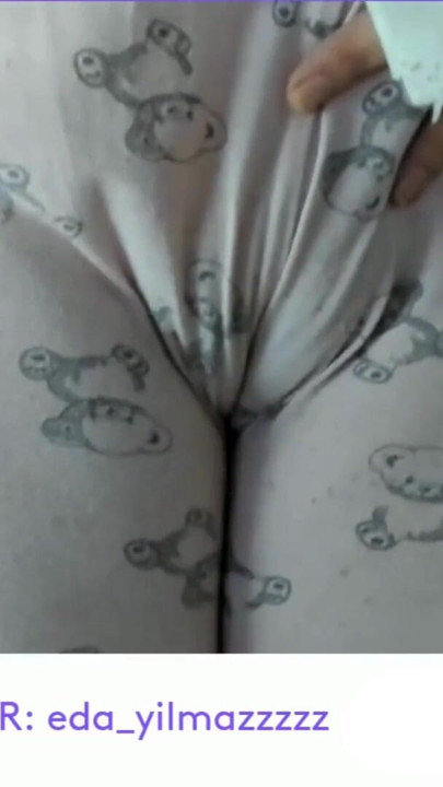 CAMELTOE- MASTURBASI DENGAN PIYAMA- MENGGOSOK MEMEK DENGAN PIYAMA | Klip 1